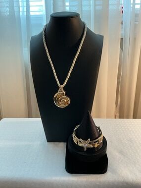 Nautical Themed Shell and Vintage Stretch Bracelet Gold Tone Set
